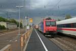 482 002-3 mit einem KLV-Zug auf dem Weg in die Schweiz am spten Nachmittag des 25.04.14 in Mllheim (Baden).