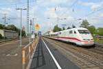 401 007-0 als ICE 270 von Basel SBB nach Berlin Ostbahnhof am Nachmittag des 25.04.14 beim Verlassen des Bahnhofs Mllheim (Baden).