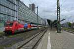 101 006-5 mit dem EC 6 von Zrich HB nach Hamburg-Altona am Nachmittag des 03.05.14 beim Halt des Bahnhofs Freiburg (Breisgau) Hbf.