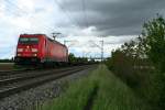 185 350-6 mit dem leeren FIAT-Zug von (Lahr (Schwarzwald)-)Offenburg Gbf - Alessandria am Mittag des 08.05.14 westlich von Hgelheim.