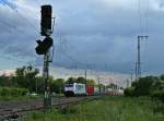 Das Zwischensignal R13 und 186 104 mit einem KLV-Zug auf der Fahrt in Richtung Holland am 14.05.15 aufgenommen in Mllheim (Baden).