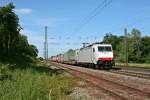 186 910 mit einem KLV-Zug aus Holland in Richtung Italien am Nachmittag des 06.06.14 im Bahnhof Orschweier.
