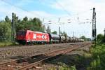 185 587-3 mit einem Kesselzug auf dem Weg gen Norden am spten Nachmittag des 06.06.14 im Bahnhof Orschweier.