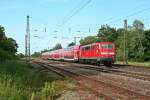 111 050-1 mit einem RE von Schliengen nach Offenburg am Nachmittag des 06.06.14 beim Verlassen des Bahnhofs Orschweier.