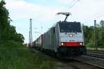 186 109, welche kurz  vorher wegen eines technischen Problems vor dem Einfahrsignal zum Stehen kam, rollte am Nachmittag des 06.06.14 mit ihrem KLV-Zug auf das berholgleis in Orschweier.