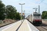 186 902 mit einem KLV-Zug auf dem Weg nach Gallerate am Nachmittag des 07.06.14 im Bahnhof Emmendingen.
