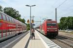 101 092-5 rauschte mit dem EC 9 von Hamburg-Altona nach Zürich HB am Nachmittag des 07.06.14 durch den Bahnhof Emmendingen.