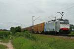 186 103 mit einem KLV-Zug auf dem Weg von Melzo nach Venlo am Nachmittag des 03.08.14 bei Hgelheim.