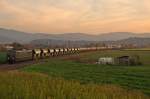 151 124-5 mit einem Schotterzug aus der Schweiz auf dem Weg nach Günzburg am Abend des 30.10.15 bei Kollmarsreute.