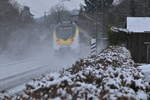 Nachschuß auf den Mittags RE 10a nach Heilbronn der bei der Durchfahrt einen rechten Schneeschleier hinter sich herzieht. Triebwagen 8442 620 am Dienstag den 9.2.2021