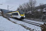 Der Mittags RE 10a nach Heilbronn Hbf bei der Durchfahrt in Neckargerach am Dienstag den 9.2.2021  Triebwagen 8442610 ist an der Zugspitze.