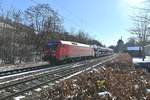 Aus dem Gegenlicht der Mittagssonne kommt 152 160-8 mit dem Millionenzug bei kaltem doch schönen Winterwetter durch Neckargerach in Richtung Heidelberg fahrend am Freitag den 12.2.2021