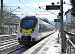 Mittags RE 10a nach Heilbronn bei der Durchfahrt in Neckargerach.
Sein Sog zog von der rechts vom Bahnsteig befindlichen Mamutkiefer Schnee mit, der hinter dem Zug herunterrieselte. 11.2.2021