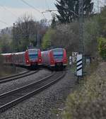 Zwei 425ziger treffen sich im Bogen hinter Neckargerach am 13.4.2021 der Linke ist als S1 nach Homburg Saar Hbf unterwegs und der Rechte ist am Schluß eines RE10a Ersatzzuges nach Heilbronn unterwegs. 