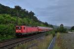 Am Montagabend  den 23.8.2021 kommt mit zwei Minuten Plus die WFL 114 024-3 mit ihren Dostockwagen in Necckarzimmern als RE12 aus Tübingen eingefahren bei einsetzendem Regen.