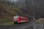 Aus dem Hinterburgtunnel in Neckarsteinach kommt der 425 617-8 als S2 nach Mosbach Baden vors Objektiv gefahren. 14.12.2021