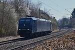 LZ kommt 185 569-1 in Neckargerach gen Zwingenberg gefahren am Mittwoch den 23.3.2022