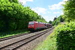 152 167-3  ist mit einem Audizug durch Neckargerach unterwegs am Mittag des 13.6.2022 in Richtung Heidelberg.
