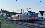 Schiebend kommt die 185 601-2 mit ihrem WFL RE10a Ersatzzug durch Gundelsheim nach Mannheim Hbf gefahren.