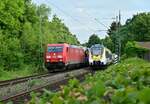 Begegnung zwischen 185 382-9 mit dem Audizug und dem als RE10a nach Heilbronn Hbf fahrenden 8442 614 in Neckargerach am 14.7.2022.