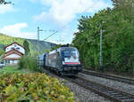 Am Montag den 3.10.2022 kommt die NIAG 182 561 mit einem vollen Kohlenzug gen Heilbronn durch Neckargerach.