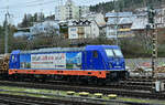 Die Raildox 187 777 steht mit einem vorort beladenem Holzzug auf ihren Einsatz wartend am Sonntag den 22.1.2023 auf Gleis 4 im Bahnhof Mosbach Neckarelz.