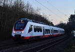 Seit Montag dem 6.2.2023 sind die Alstom 6442 Hamster die eigentlich für die ÖBB gedacht waren und nun im Neckarnetz als RE10a und b unterwegs sind bei der SWEG im Fahrdienst. Meinen ersten konnte ich heute im letzten Tageslich in Neckargerach auf seinem Weg nach Mannheim Hbf als RE 19280 ablichten. Nun hoffe ich die drei ausgeliehenen Züge auf dem Netz an verschiedenen Orten aufnehmen zu können. 8.2.2023
