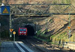 Aus dem Binauer Tunnel kommt gerade die 185 176 mit einem leeren Autotransportwagenzug fürs Audiwerk in Neckarsulm gefahren.