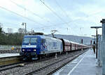 Aus Plochingen kommend ist dir RBH 145 026-1 mit einem leeren Kohlezug bei der Durchfahrt in Neckarelz auf Gleis 2 am 9.3.2023 von mir abgelichtet worden