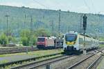 Treffen in Neckarelz,  152 164 kommt gerade durch Neckarelz  gen Heidelberg gefahren als der mittägliche RE10a  den Bahnsteig Gleis2 verlassen hat auf seinem Weg nach Heilbronn Hbf.