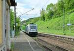 Nach zwei Tagen des beladen in Neckarelz,  kommt die Railpool 187 003-9 mit dem Holzzug durch Neckarzimmern  gen Bad Friedrichshall fahrend vor meine Optik.