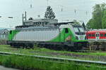 Am Freiladegleis in Neckarelz ist die SETG 4487 001-0 abgestellt am 9.5.2023. Am folgenden Tag fährt sie einen Holzzug in Richtung Österreich ab.