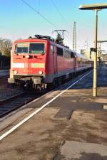 Die 111 211-9 ist hier am Gleis 12 des Bahnhofs Neckarelz zu sehen.