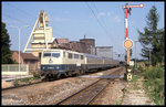 111002 mit dem E 3053 nach Heilbronn am 15.8.1989 um 10.58 Uhr vor der Kulisse des Salzberwerks in Bad Friedrichshall.