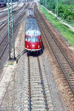 Von einem Fußgängersteg zwischen Mannheim-Neckarau und Neuhermsheim aus entstand 1982 die Aufnahme des ET 456 402 auf der Strecke Mannheim-Heidelberg.