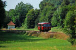 Nachschuß auf den Roter Flitzer alias 798 081 der hier in der Bachaue zwischen Ober- und Untergimpern gen Neckarbischofsheim Nord fährt am Sonntag den 17.7.2022.