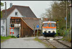 Nebenbahn-Romantik:  Der Rebenbummler  (Eisenbahnfreunde Breisgau, EFB VT 27 mit VT 28) zwängt sich am 16.04.2023 auf der Krebsbachtalbahn (Hüffenhardt - Neckarbischofsheim Nord) in