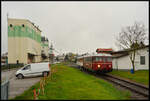 Nebenbahn-Romantik:  Der Rebenbummler  (Eisenbahnfreunde Breisgau, EFB VT 27 mit VT 28) startet am verregneten 16.04.2023 in Hüffenhardt pünktlich zur Sonderfahrt als Eilzug nach Karlsruhe.