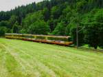 AVG-Stadtbahnwagen 561 und 510 sind am 29.07.2012 kurz vor Marxzell als S 37120 in Richtung Hochstetten unterwegs.
