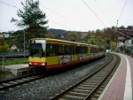 AVG Tw 807 und 910 warten am 03.11.2011 im Bahnhof Neuenbrg (Wrtt.) auf den Gegenzug um, dann seine Fahrt als S6 nach Pforzheim fortzusetzen.