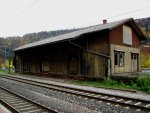 Der unbenutzte Gterschuppen des Bahnhofs Neuenbrg (Wrrt.) am 03.11.2011.