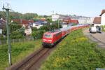 DB 111 189 verlässt am 16.06.2022 mit dem Murgtäler Radexpress Gaggenau in Richtung Freudenstadt.