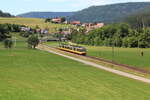AVG 902 fährt am 03.07.2022 als S8 nach Bondorf(bei Herrenberg) und erreicht hier in Kürze Heselbach.