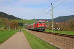 DB 218 813-4 zieht am 30.10.2022 den Mitarbeiter-Sonderzug zum Abschied des Murgtäler Radexpress nach Freudenstadt Hbf. Hier ist der Zug gerade zwischen Röt und Heselbach unterwegs.