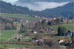 Ein weiter Blick ins obere Murgtal - 

Von einem Aussichtspunkt über Klosterreichenbach geht der Blick das Murgtal hinunter bis nach Röt. Am Kreuzungshalt Heselbach ist ein Stadtbahnzug der Linie S8 in Fahrtrichtung Karlsruhe erkennbar. Im Hintergrund letzte Nebelreste des Morgens.

14.03.2024 (M)
