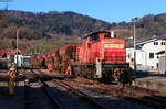 294 904-8 mit einem leeren Schotterzug in Ottenhöfen 6.3.21