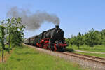 UEF 58 311 dampft mit ihrem Sonderzug über die Achertalbahn nach Ottenhöfen im Schwarzwald zum Mühlentag, hier bei Oberachern. (29.05.2023)