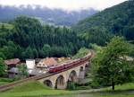 Der bekante Viadukt bei St. Petersthal am 20.07.1994 mit 6-tlg. Schienenbusgarnitur nach Bad Griesbach.