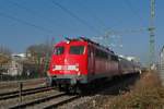 Kurz nach dem Start in Konstanz wurde 115 293-3 als  Anhngsel  am nach Emden fahrenden IC 2004  BODENSEE  in Konstanz-Petershausen fotografiert (09.03.2014).