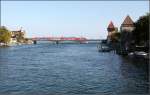 Die Alte Rheinbrücke in Konstanz -    Ein geschobener Doppelstockzug in Richtung Singen überquert den Rhein in Konstanz.